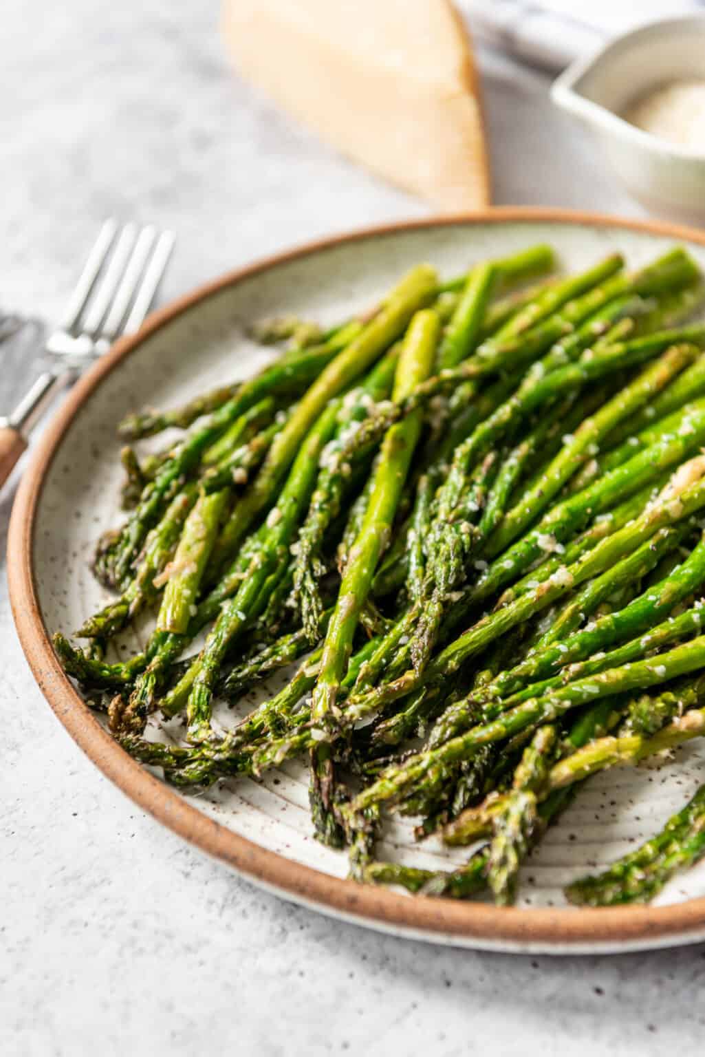 Easy Air Fryer Asparagus - easydinnerrecipes.com