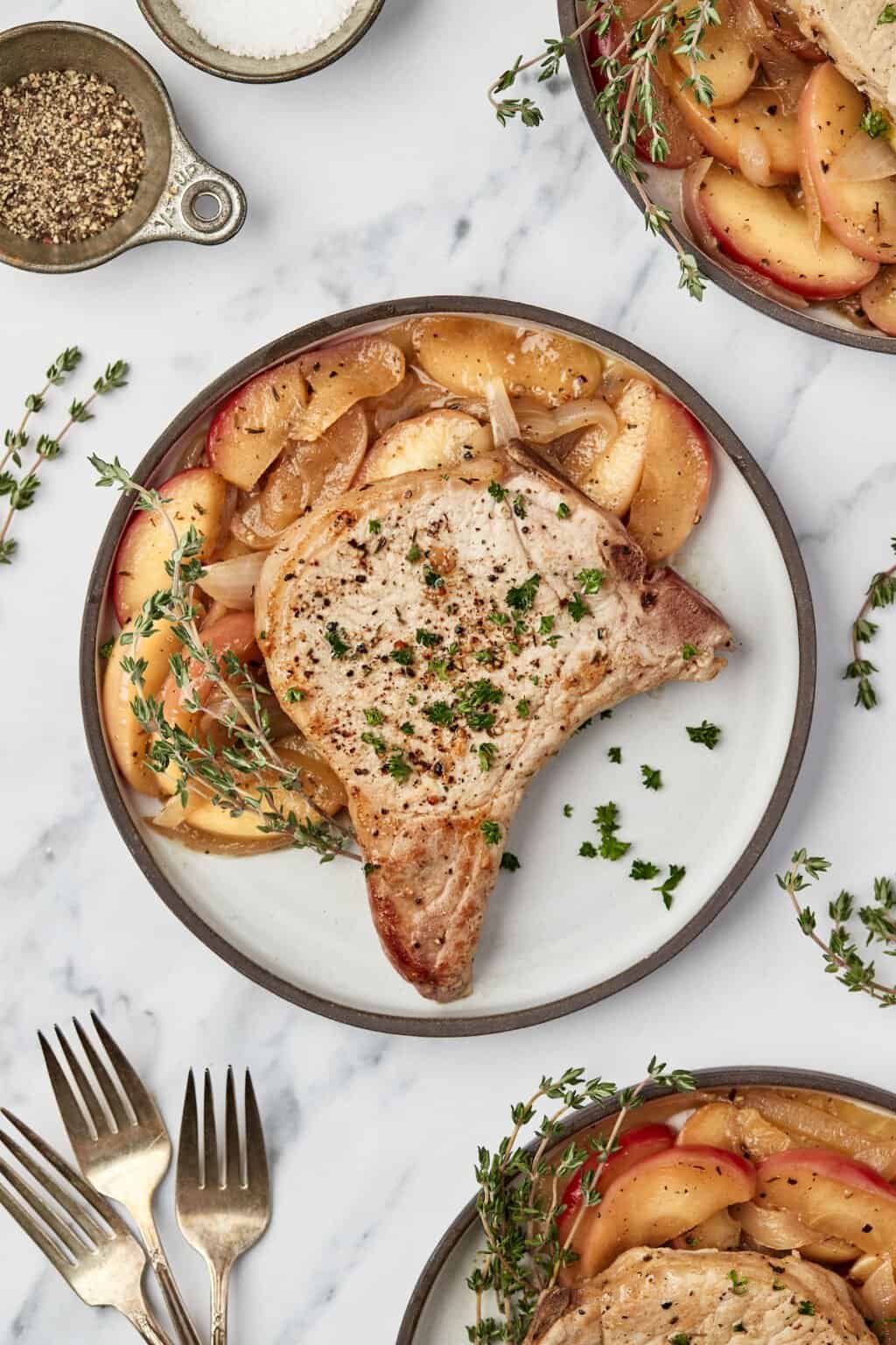 Juicy Pork Chops With Apples and Onions | Easy Dinner Recipes