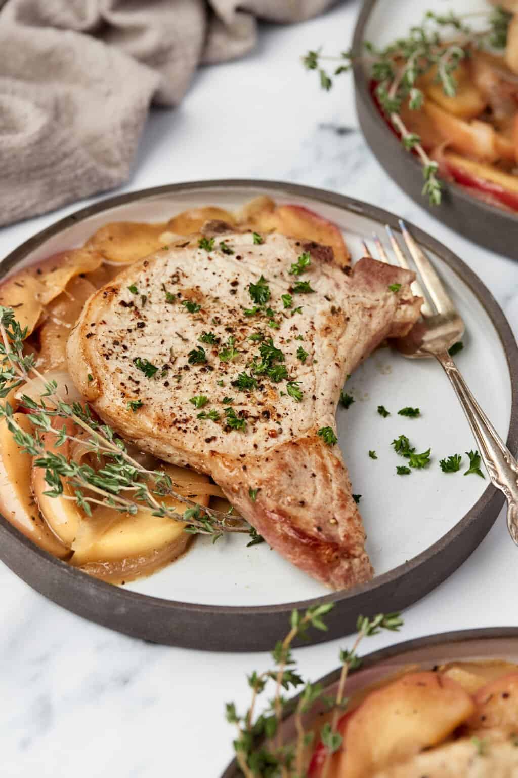 Juicy Pork Chops With Apples and Onions | Easy Dinner Recipes