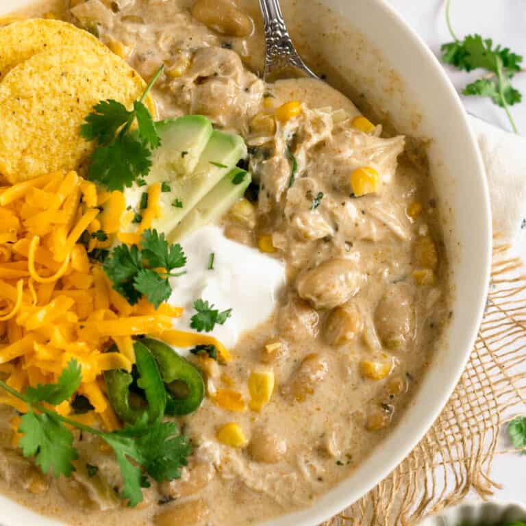 Crock Pot White Chicken Chili - easydinnerrecipes.com